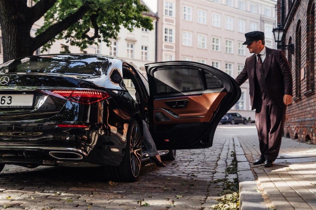 luxury car rental service in dubai